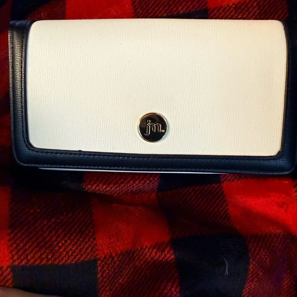 Lot of 6 gently used and new Wallets and 2 Purse Straps. - Picture 7 of 15